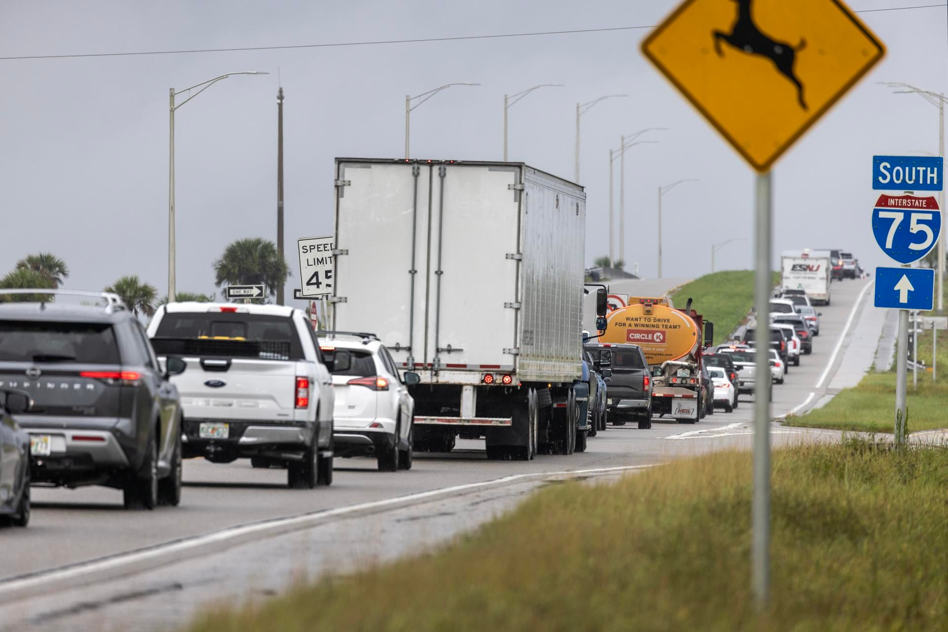 Antes de la llegada del huracán Milton, una intensa corriente de tráfico de evacuación se mueve lentamente hacia el sur desde el noroeste de Florida por la Interestatal 75. (EFE/EPA/CRISTÓBAL HERRERA-ULASHKEVICH).