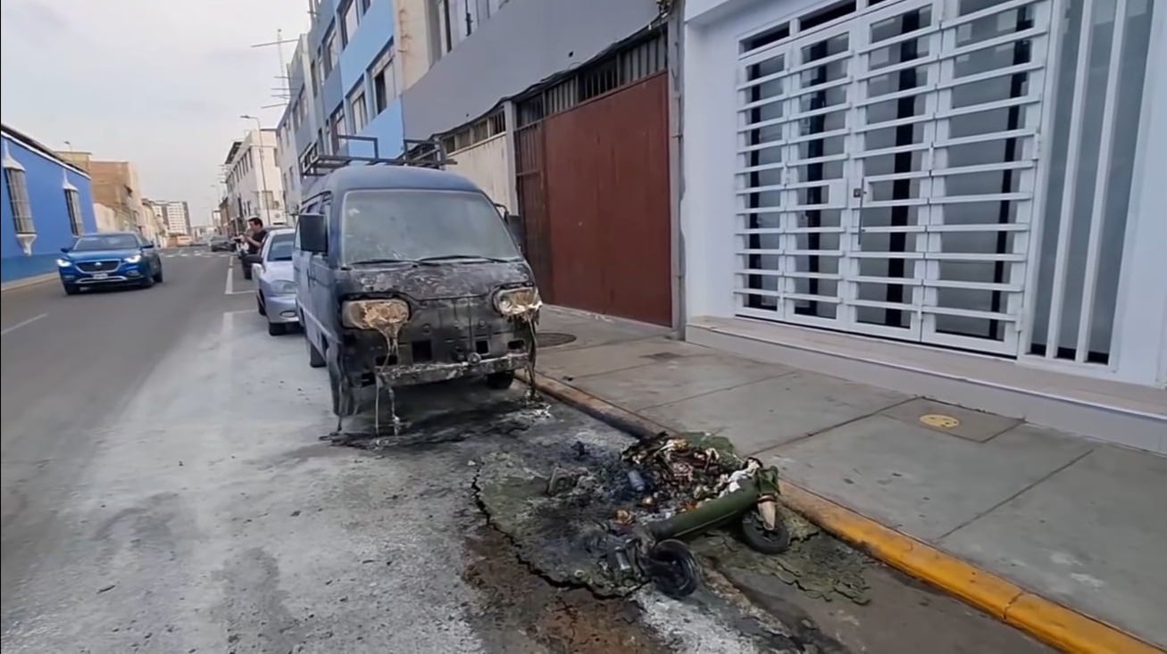 Inescrupulosos atacaron en horas de la madrugada, cuando el vehículo estaba estacionado en el jirón Alfonso Ugarte.