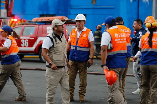 Cercado de Lima: Voraz incendio en almacen de plásticos fue controlado por los bomberos