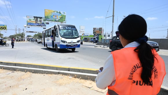 Personal de transportes de la comuna piurana evalúa diseños semafóricos y conteo vehicular para mejorar el tránsito
