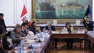 Comisión de Constitución: Debate sobre predictamen que rechaza facultades legislativas entra en receso