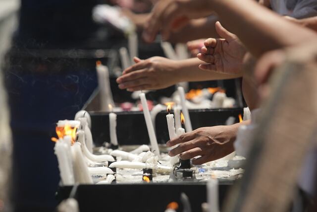 Familias prenden velas para pedir por salud. (Foto: Britanie Arroyo/ @photo.gec)