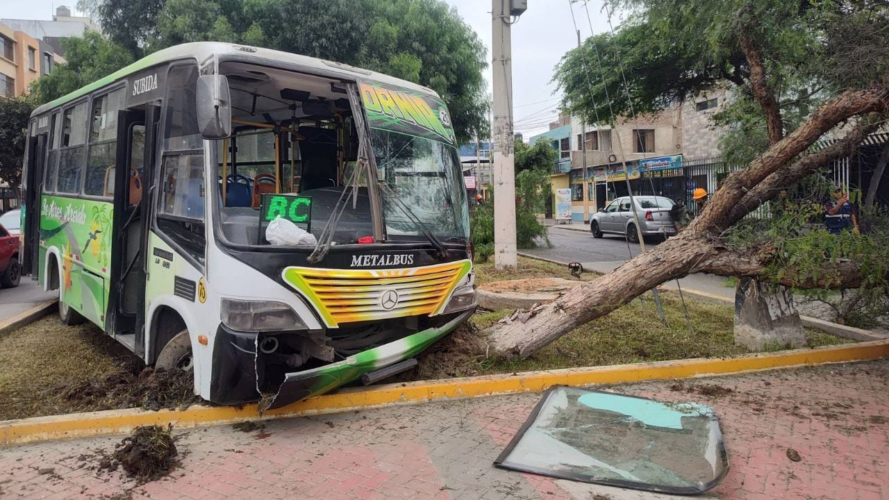 Accidente de tránsito ocurrió en el cruce de la cuadra 17 de las avenidas América Norte y Túpac Amaru. (Foto: Ozono Televisión)