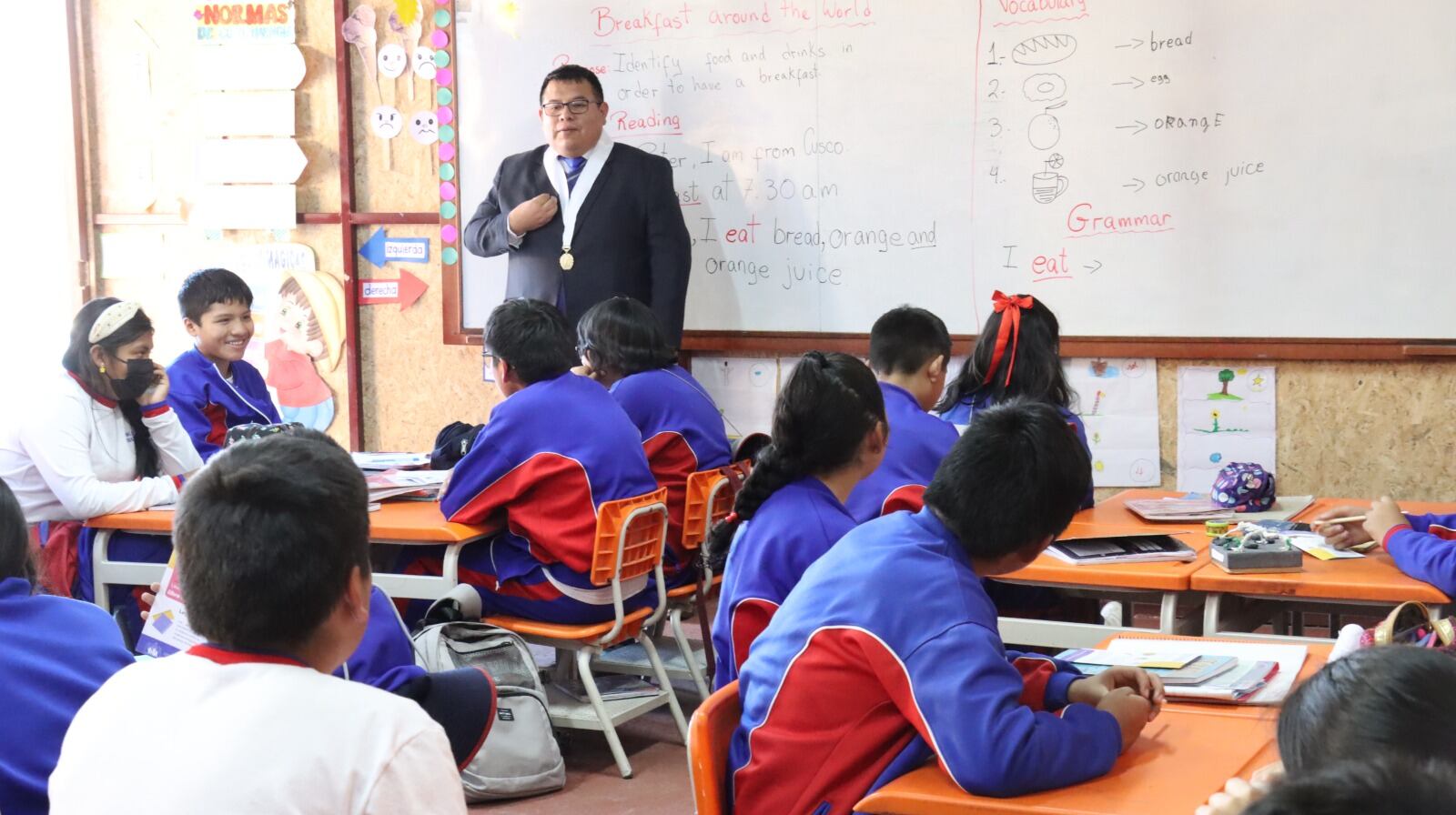 Jueces, psicólogos y trabajadores sociales acudieron a la institución educativa. (Foto: Difusión)