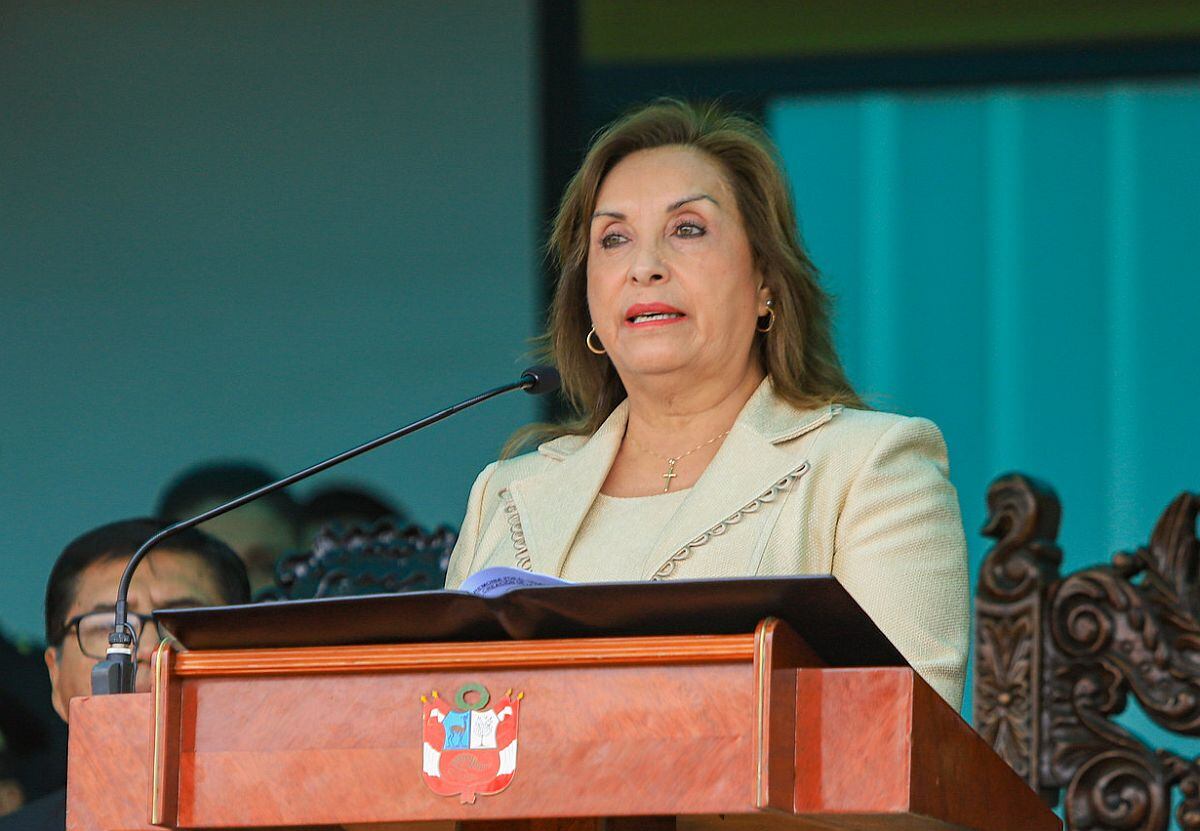 Dina Boluarte firma con el ministro de Economía el decreto que formaliza su propio aumento de sueldo. (Foto: Presidencia)