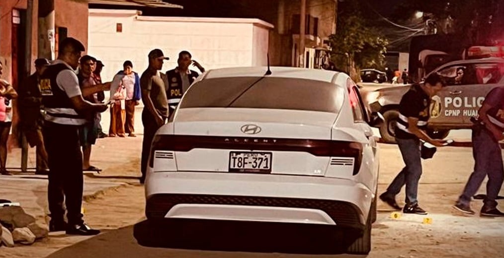 Víctimas se encontraban dentro de un auto cuando dos sicarios llegaron y realizaron más de 20 tiros.