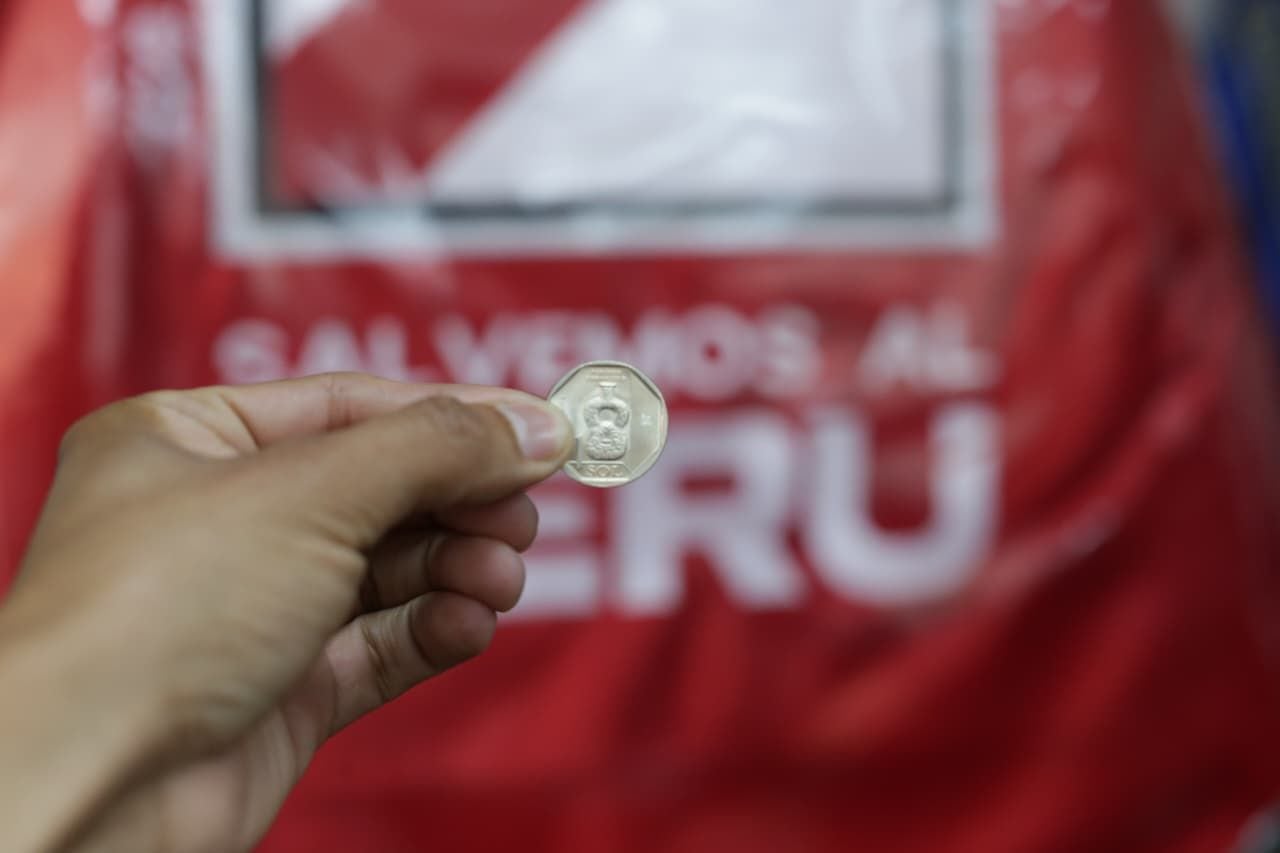 Antonio Ortiz de Salvemos al Perú, fue ganador al lanzar la moneda para definir fórmula presidencial. Foto: Cesar Bueno @photo.gec