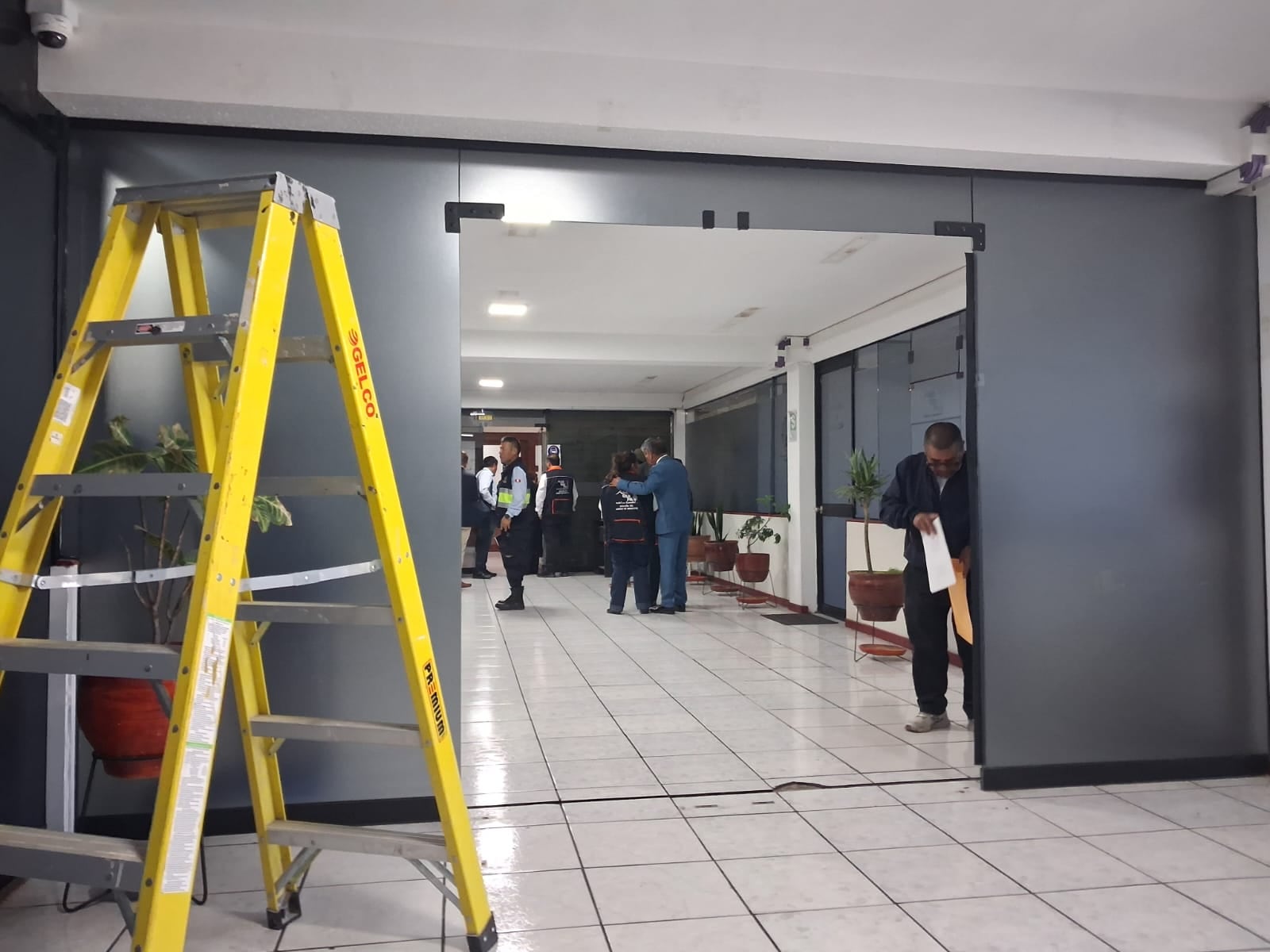 Ruccy Oscco ordenó el retiro de las mamparas que isntaló Víctor Hugo Rivera (Foto: Flor Barrios/@photo.gec)