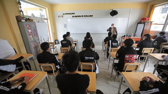 Escolares de Arequipa regresan a las aulas después de dos años