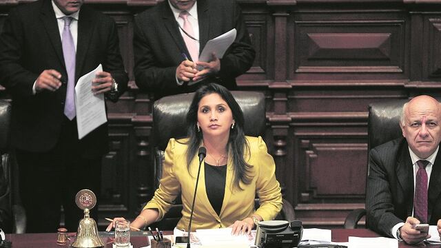 Voto de  Ana María Solórzano salva a Reynaga de suspensión