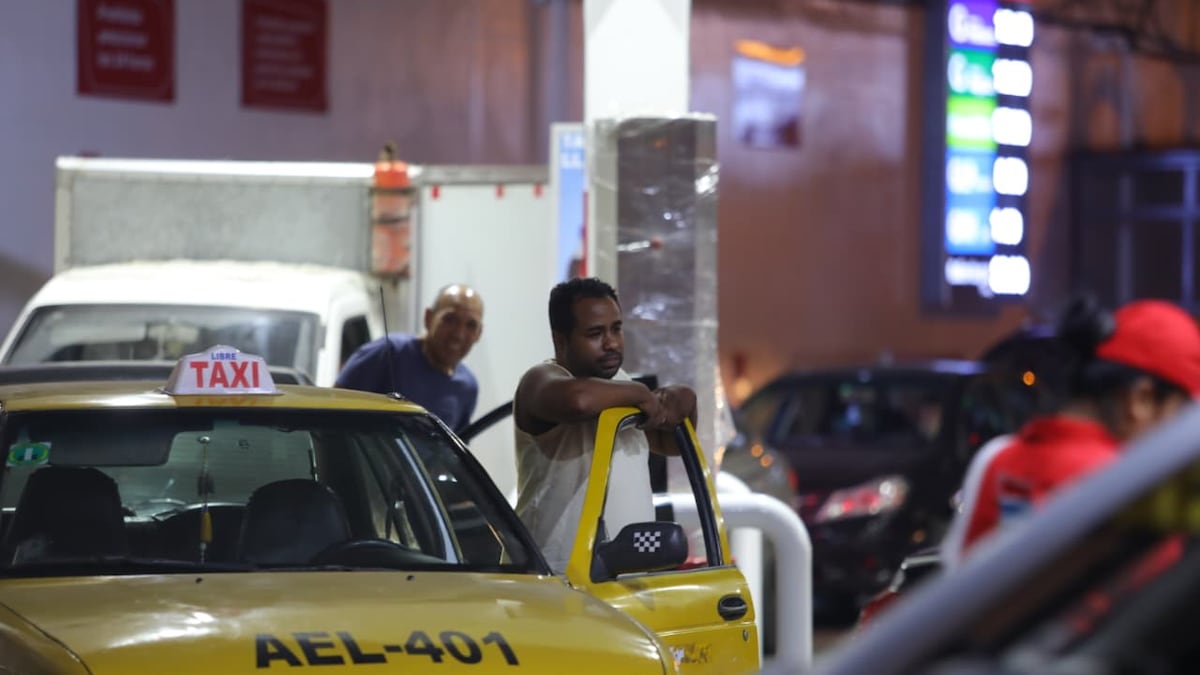 Largas colas de vehículos en los grifos de Lima debido a escasez de GNV (FOTOS) | EDICION | CORREO