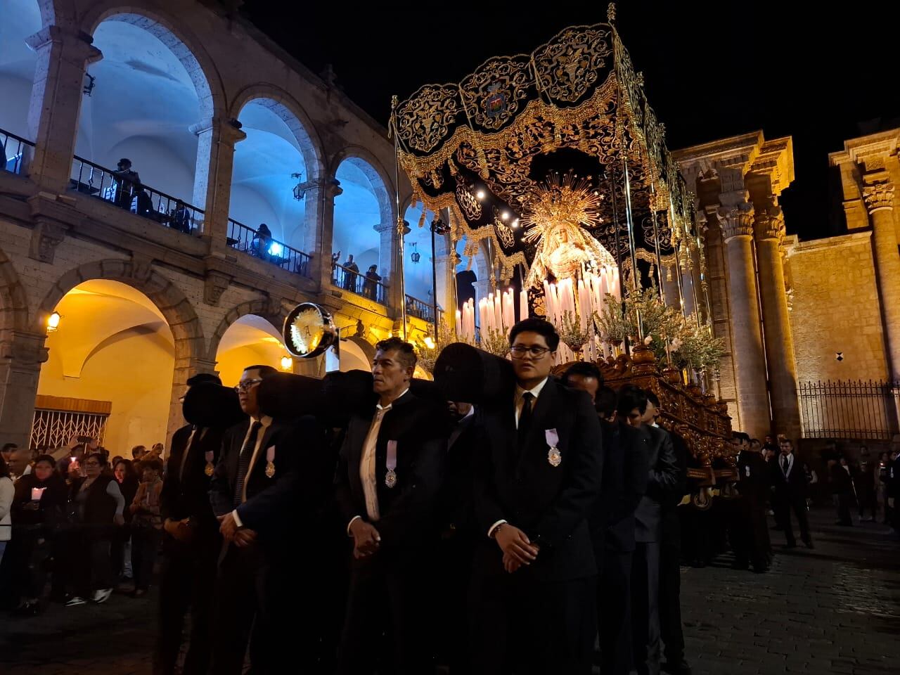 La imagen de Nuestra Señora de las Angustias partió de la iglesia San Francisco. Foto: GEC.