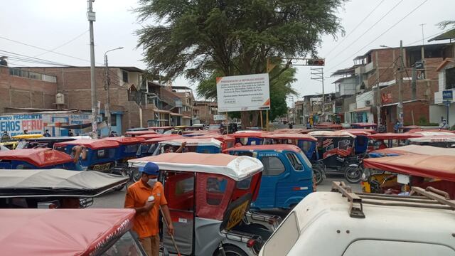 Mototaxistas protestan para exigir vacunación