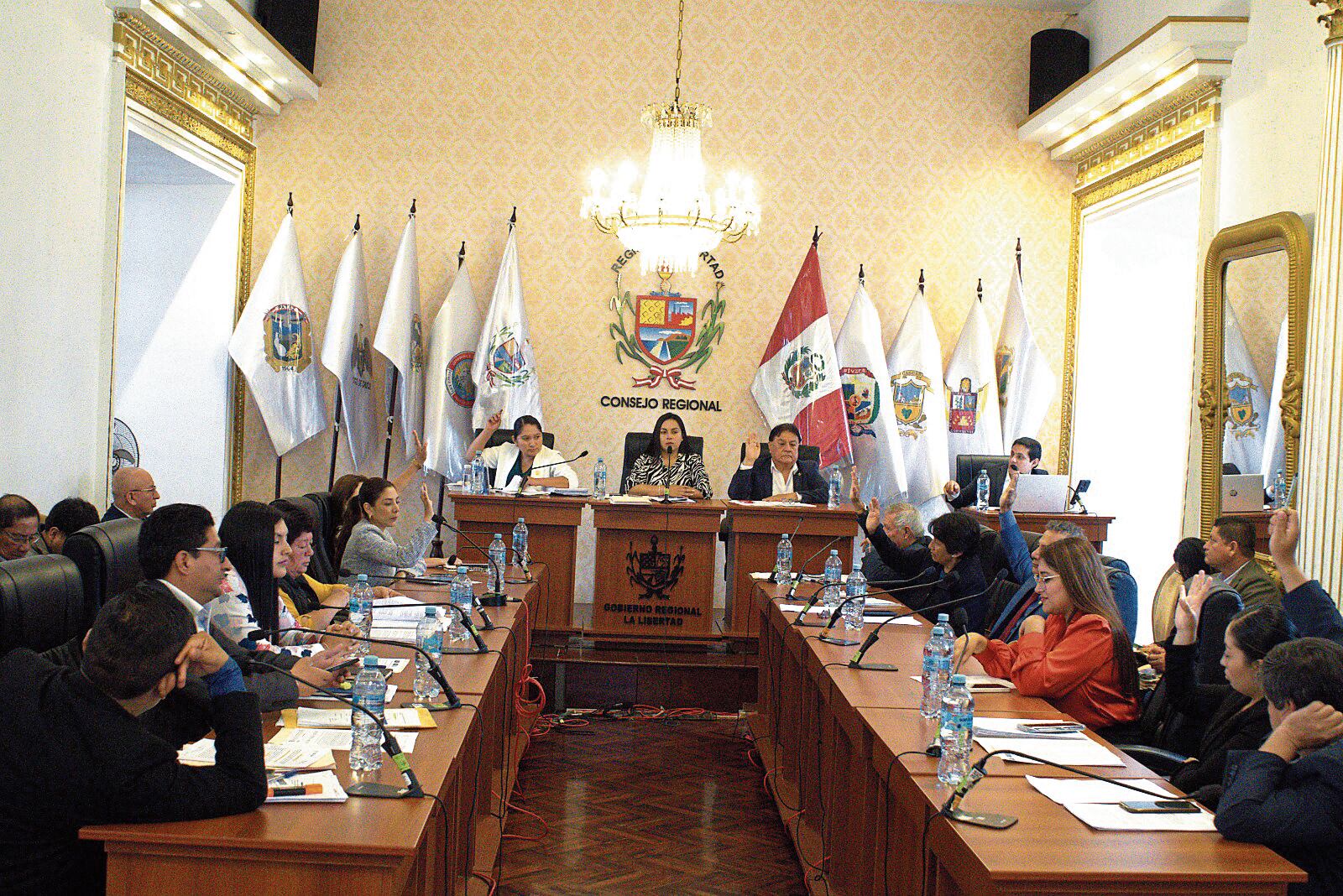 Consejero Robert de la Cruz reveló que el presidente del grupo de trabajo que adjudicó S/ 315 millones en obras a la joven Lucero Coca tiene 13 acusaciones en el Ministerio Público por “corrupción de funcionarios, negociación incompatible y colusión”. Además, evidenció que los otros miembros también tienen querellas.