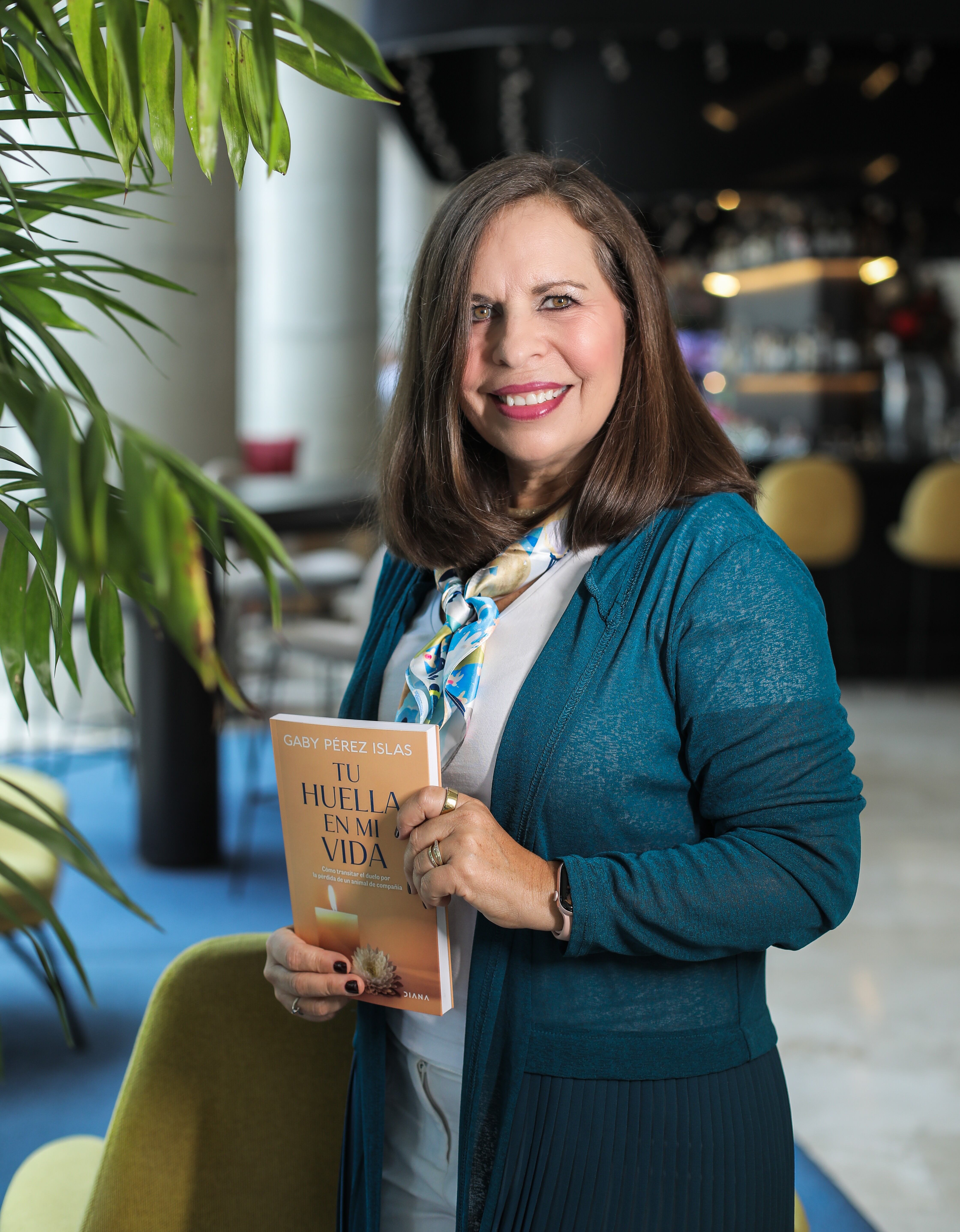 "Llorar es un mecanismo de enfriamiento natural sano, que es bueno, para eso nos fue dado. Tú puedes llorar lo que quieras, llorar es síntoma de emotividad, no de duelo no resuelto", dice Gaby Pérez Islas.
(Foto Joel Alonzo/GEC)