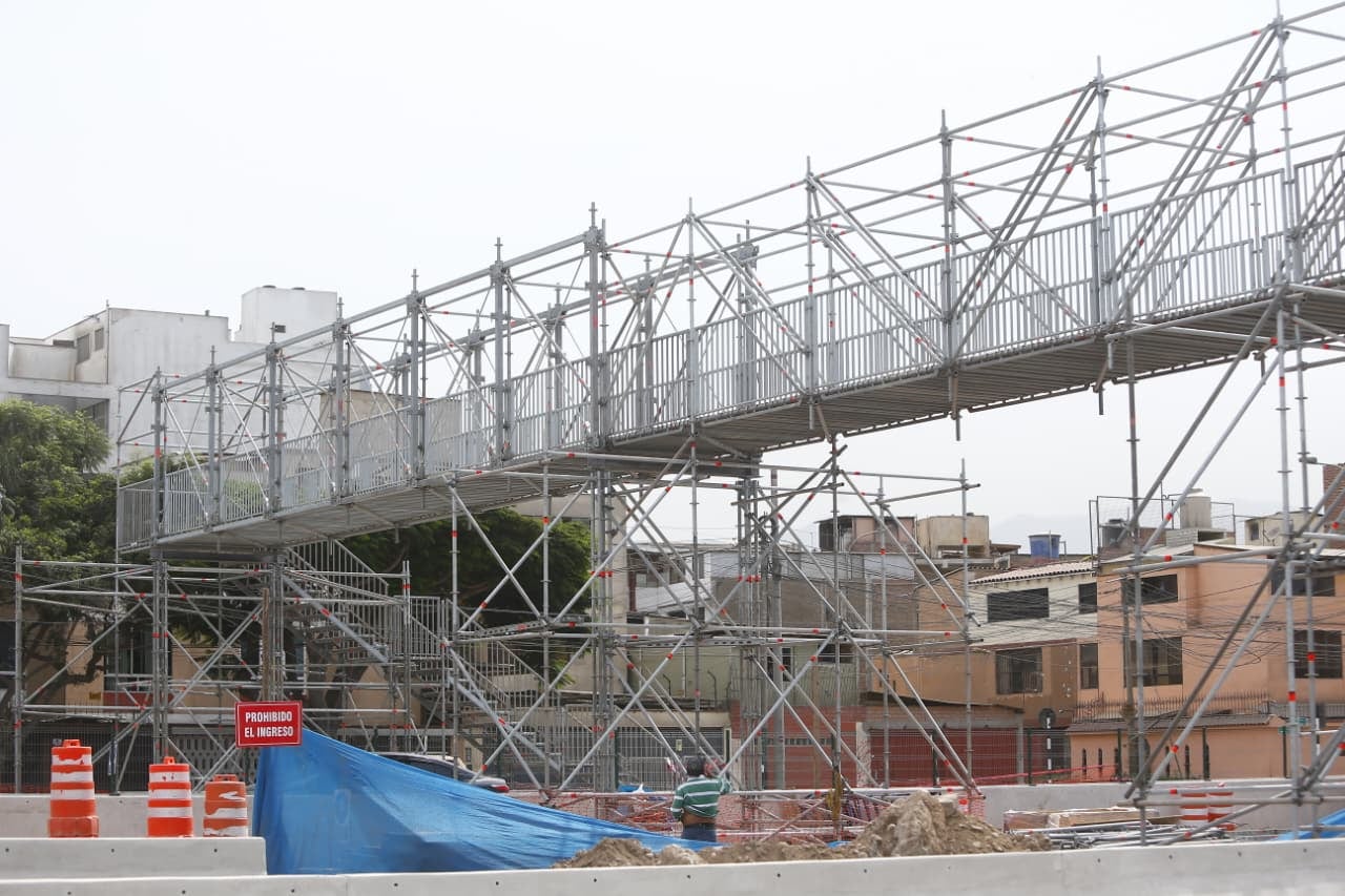 Estructura de acéro fueron colocadas durante la madrugada de este martes.