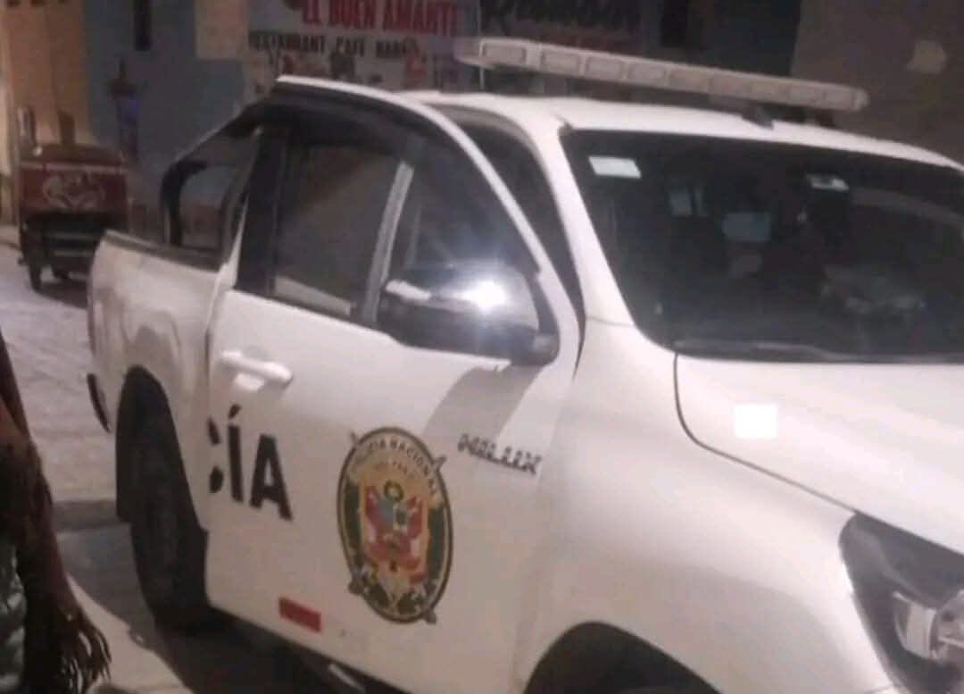 Cuando la Policía llegó a la habitación que alquilaba lo encontró desordenada como si se hubiera producido una pelea. Al revisar el cuerpo de la víctima notaron que presentaba signos de extrema violencia. Se sospecha de su enamorado.