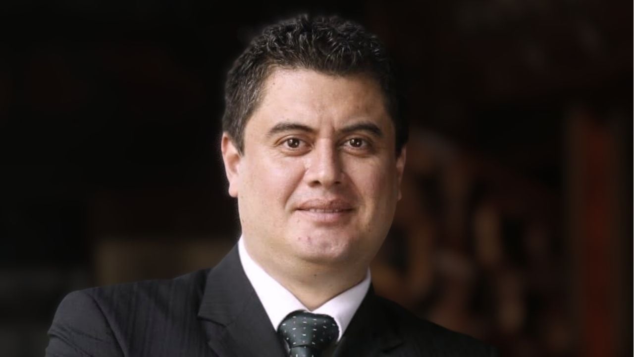 Abogado, especialista en Derecho Constitucional, Derecho Electoral, Gobiernos Locales, Comunicación Política y Gestión Pública. Tuvo a su cargo la Secretaría Técnica del Proyecto “Voto Informado” del Jurado Nacional de Elecciones, encargándose del diseño y la implementación; también formó parte del equipo del proyecto INFOGOB.