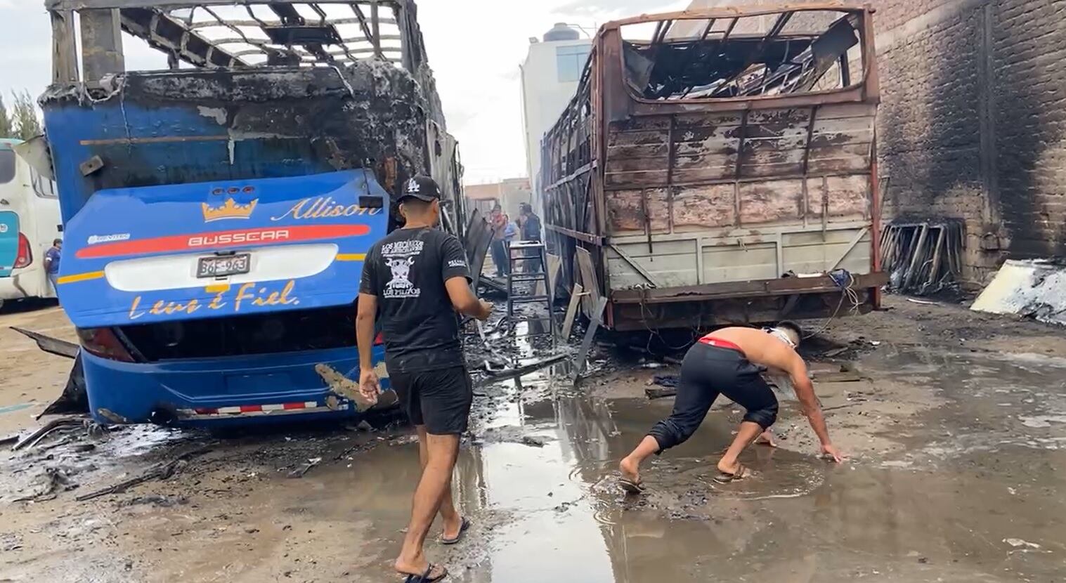 Con apoyo de vecinos, de la Policía Nacional del Perú y de Bomberos Voluntarios de Víctor Larco lograron controlar las llamas. (Foto: Radio Ke Buena Virú)