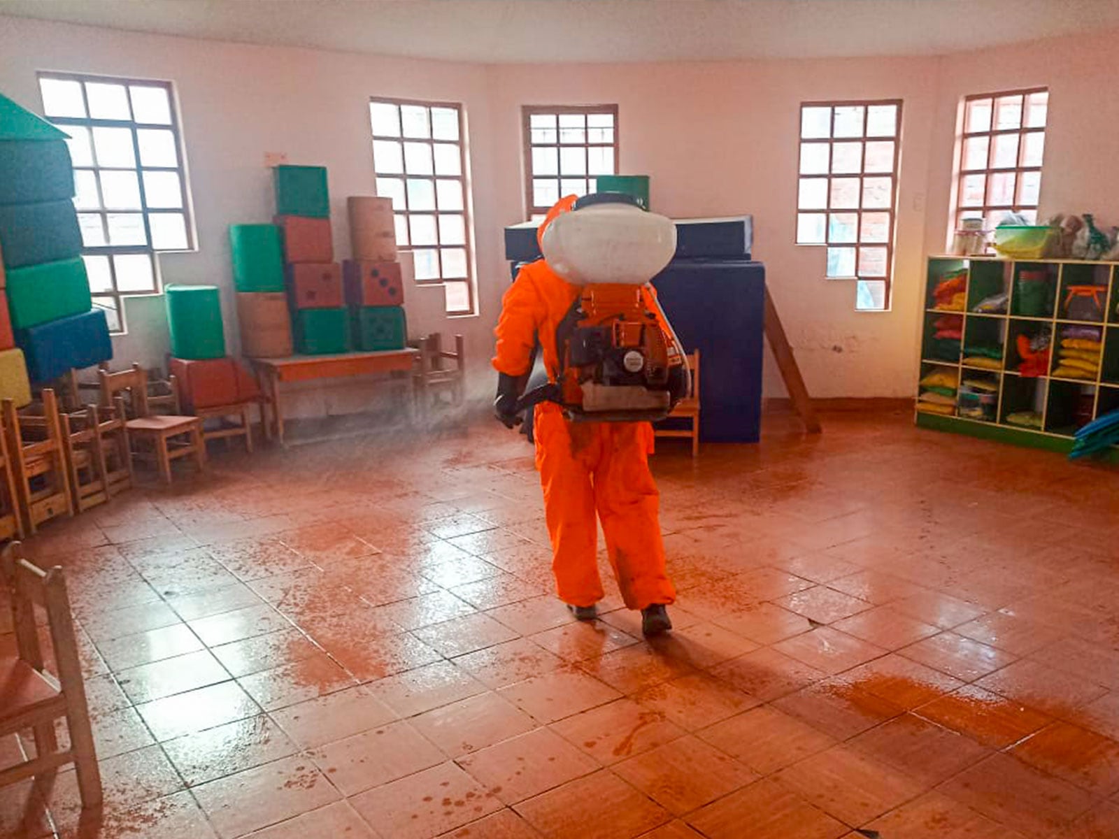 Fumigan aulas contra insectos y bacterias en colegios de Matarani en Islay (Foto: Municipalidad de Islay)