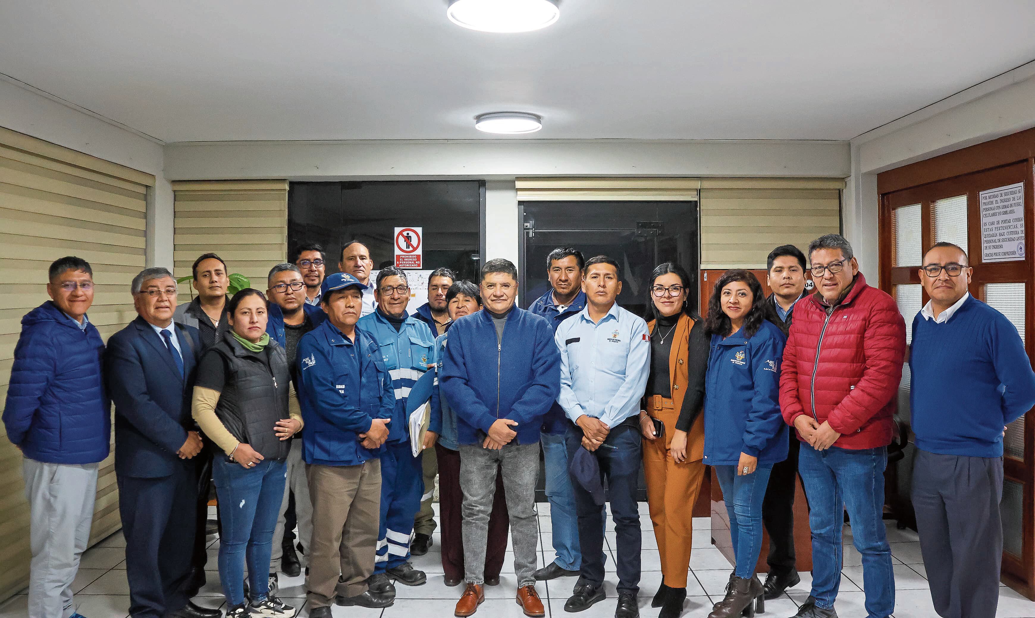 Alcalde Víctor Hugo Rivera con representantes de los obreros municipales. Foto: Prensa MPA.