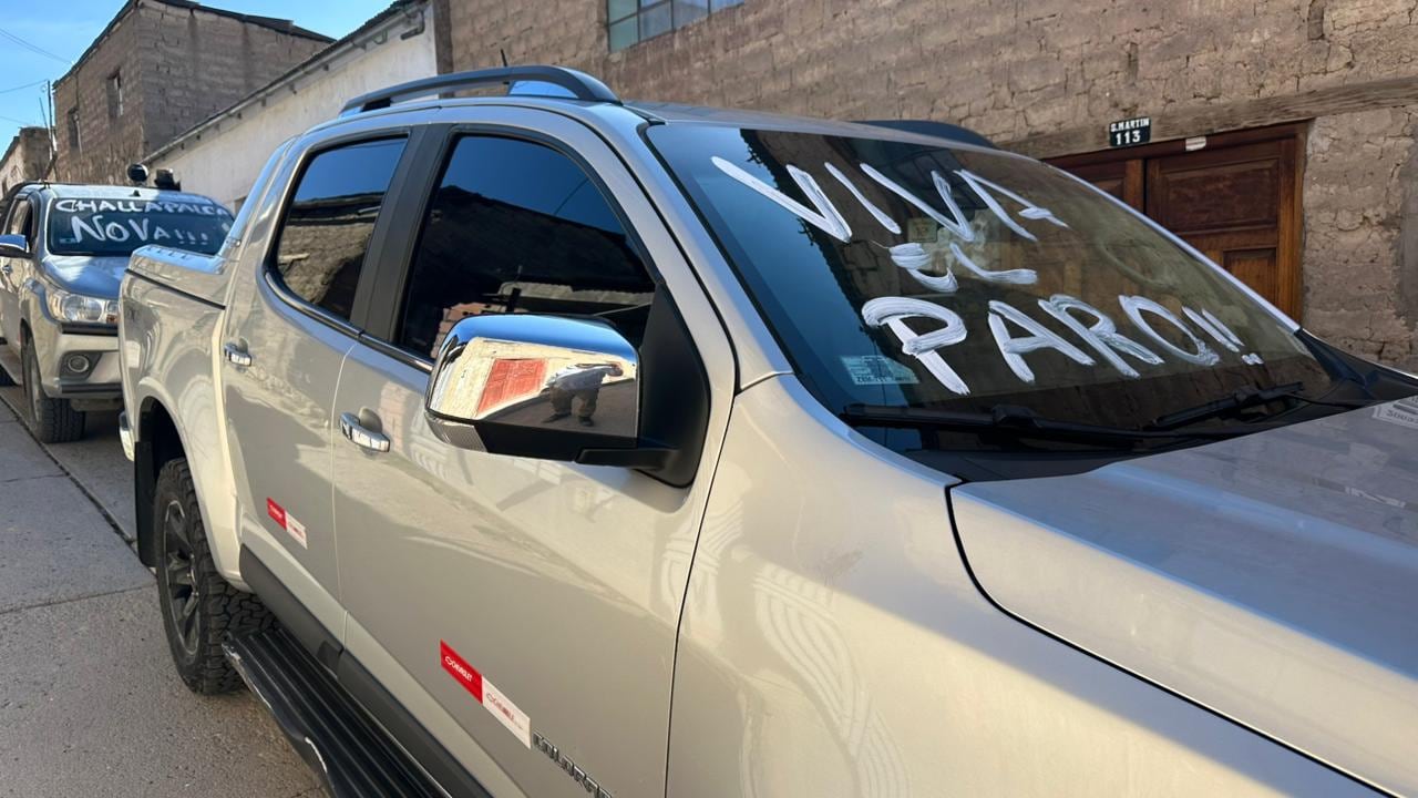 En camionetas 4x4 y autos de servicio colectivo partieron del pueblo de Tarata al penal de Challapalca