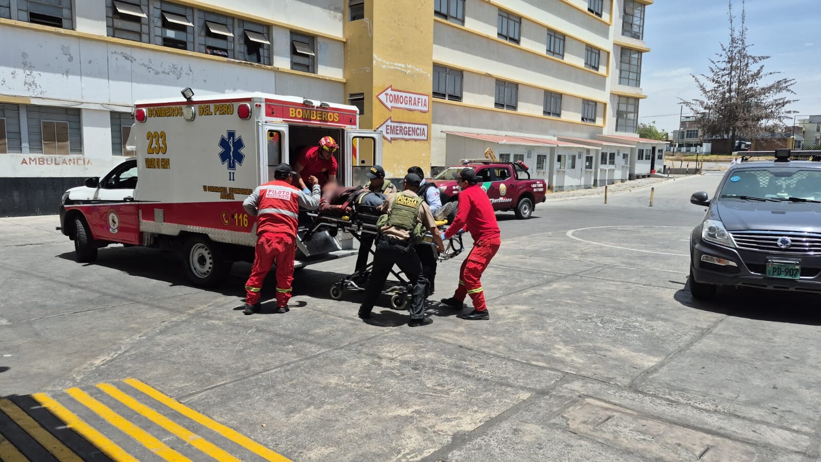Obrero fue auxiliado y trasladado al hospital Honorio Delgado Espinoza. (Foto: Pedro Torres/@photo.gec)