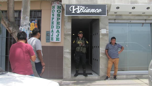 Policías llegaron hasta el hospedaje Bianco ubicado en la calle Miller 72 en el Cercado de Tacna. (Foto: GEC)