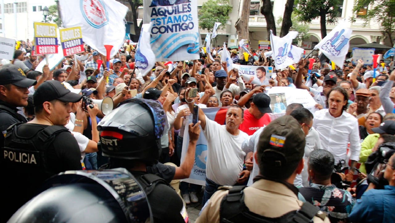 Simpatizantes del alcalde Aquiles Álvarez se concentraron ante la Fiscalía para pedir su liberación. (EFE/ Gerardo Menoscal)