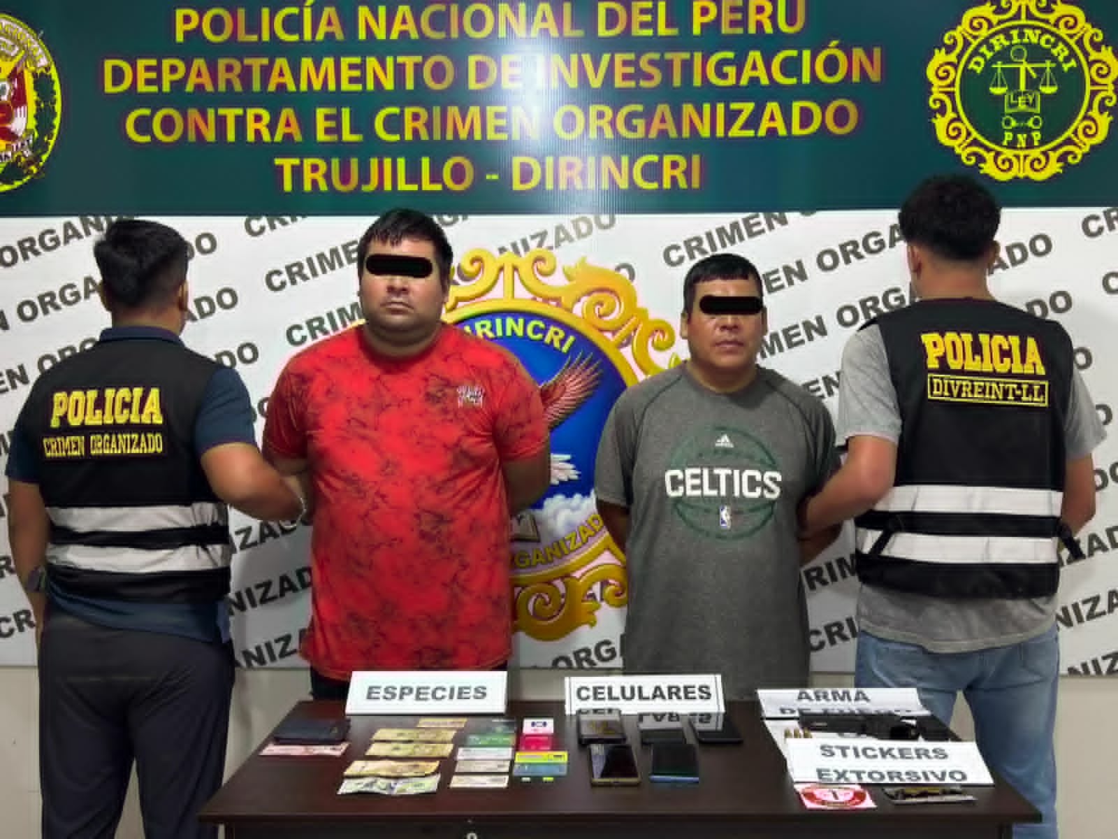 A los detenidos se les incautó un arma de fuego, municiones, adhesivos con mensajes extorsivos, celulares y tarjetas bancarias.