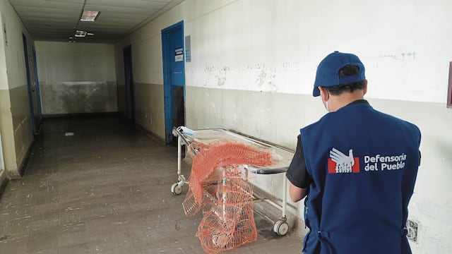 Defensoría toma nota de camilla abandonada en uno de los pasillos.