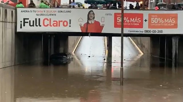 Coaster quedó atrapada con 7 personas a bordo en puente inundado por las lluvias en Arequipa