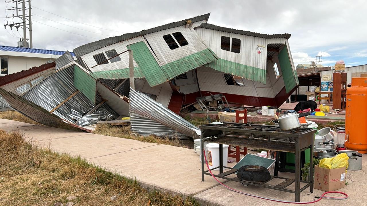 Puno: Fuertes vientos destruyen infraestructura prefabricada del colegio Santa Rosa en Juliaca