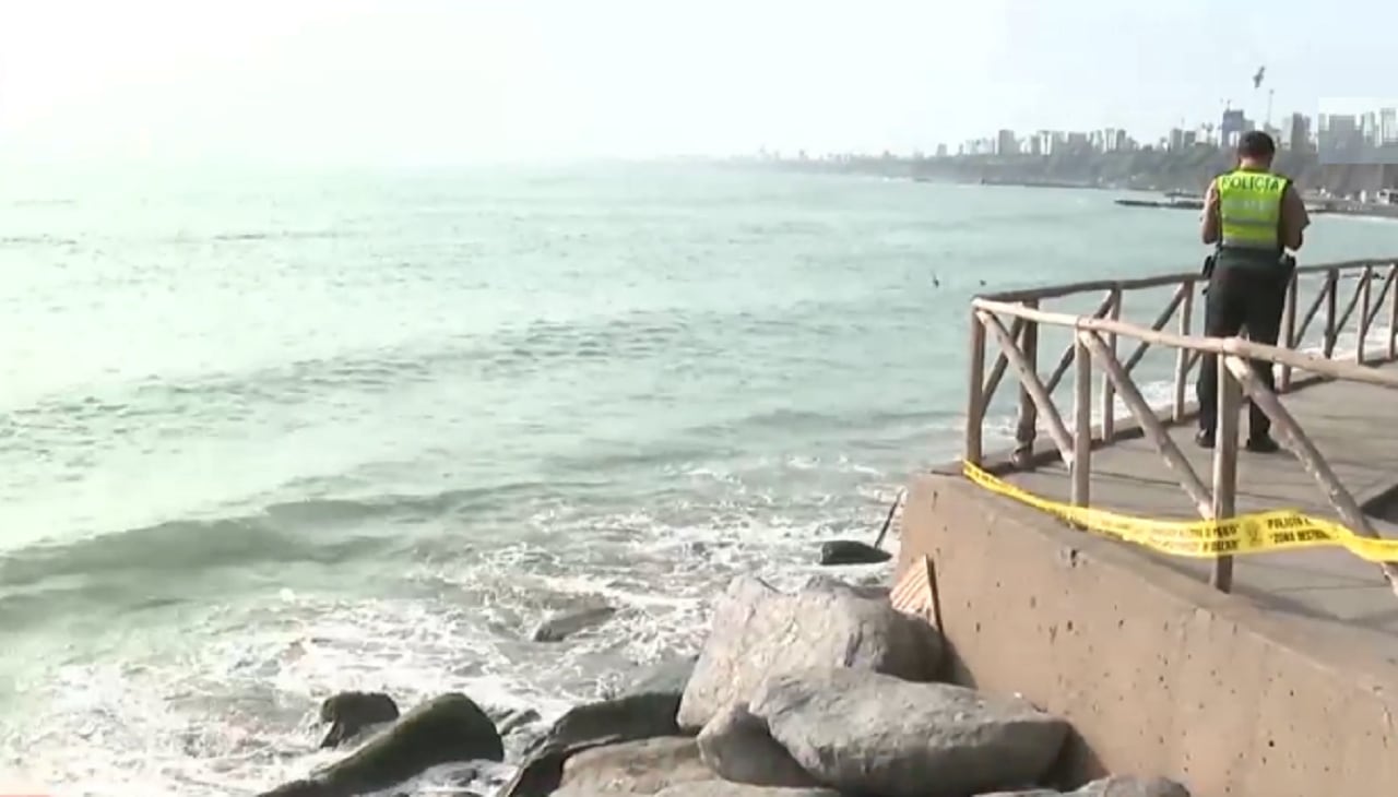 Policía investiga hallazgo de hombre muerto a balazos en playa de Barranco. (Foto: Captura América Noticias)