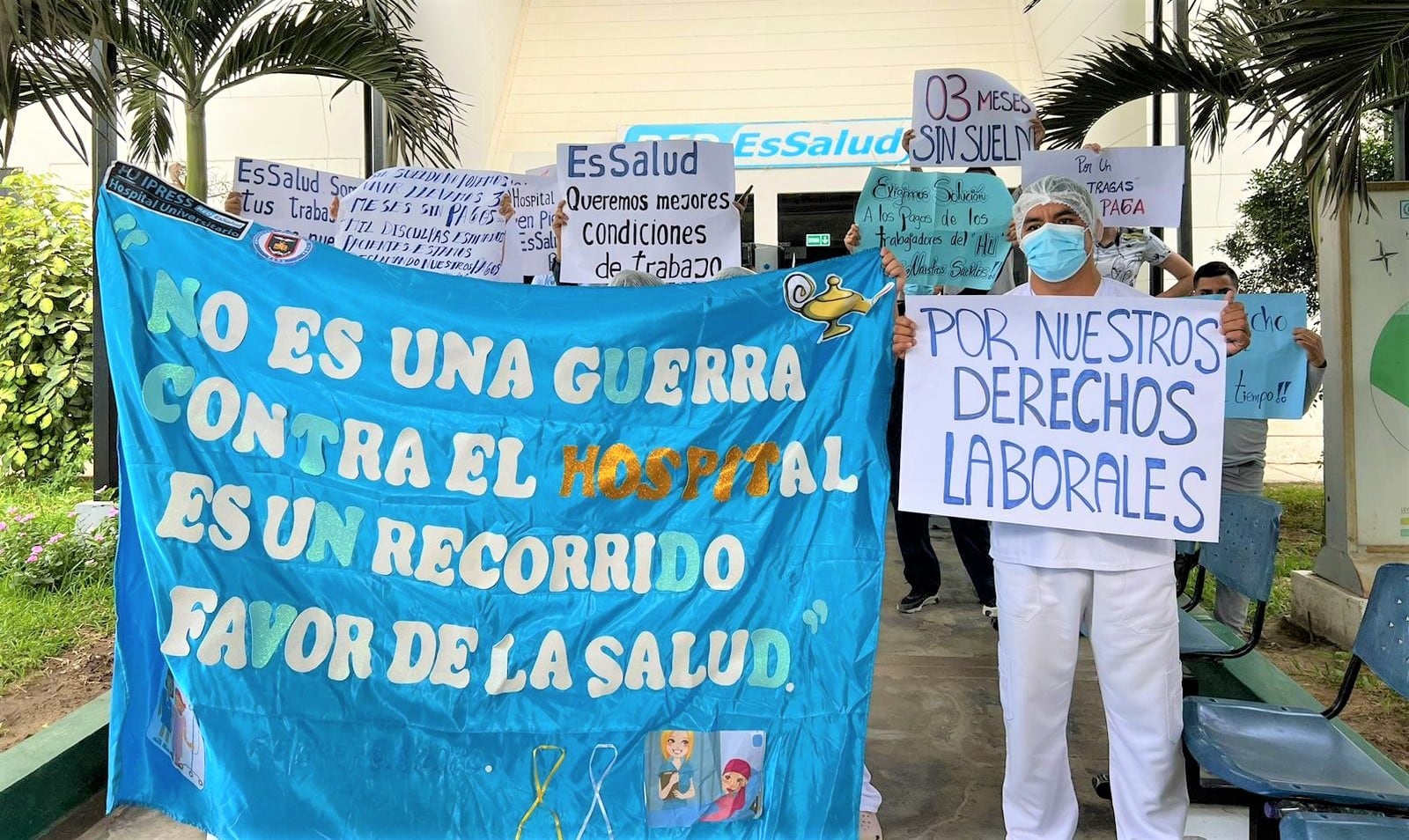 La Red Asistencial Essalud Piura tiene millonaria deuda, que no permite pagar el sueldo del personal desde hace tres meses. Algunos optaron por renunciar.