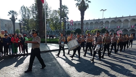 Instituciones participaron del desfile en la Plaza de Armas de Arequipa. (Foto: Yorch Huamaní)