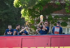 Selección de España llega a la plaza de Madrid entre aplausos y una multitud que celebra el título mundial