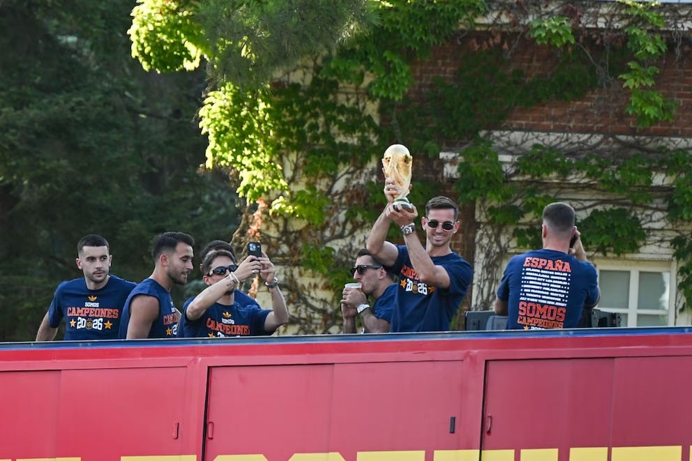 Selección de España llega a la plaza de Madrid entre aplausos y una multitud que celebra el título mundial. Foto: Agencia EFE.