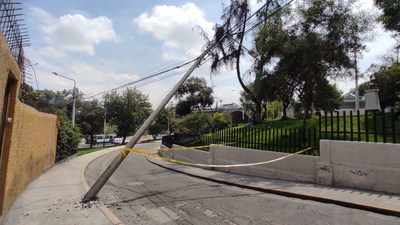 Un vehículo chocó contra un poste en el centro de Arequipa. (Foto: GEC)