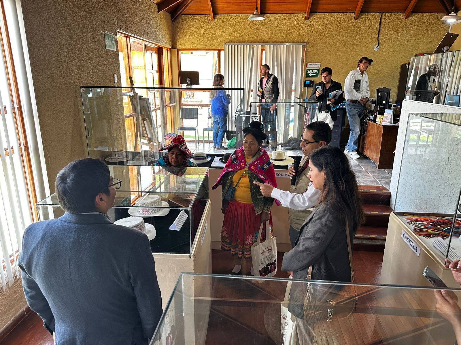 Exposición de sombreros de mujeres indígenas de Arequipa. Foto: Difusión.