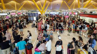 España: Caos en aeropuerto de Barajas ante colapso en control de pasaportes por fallo informático