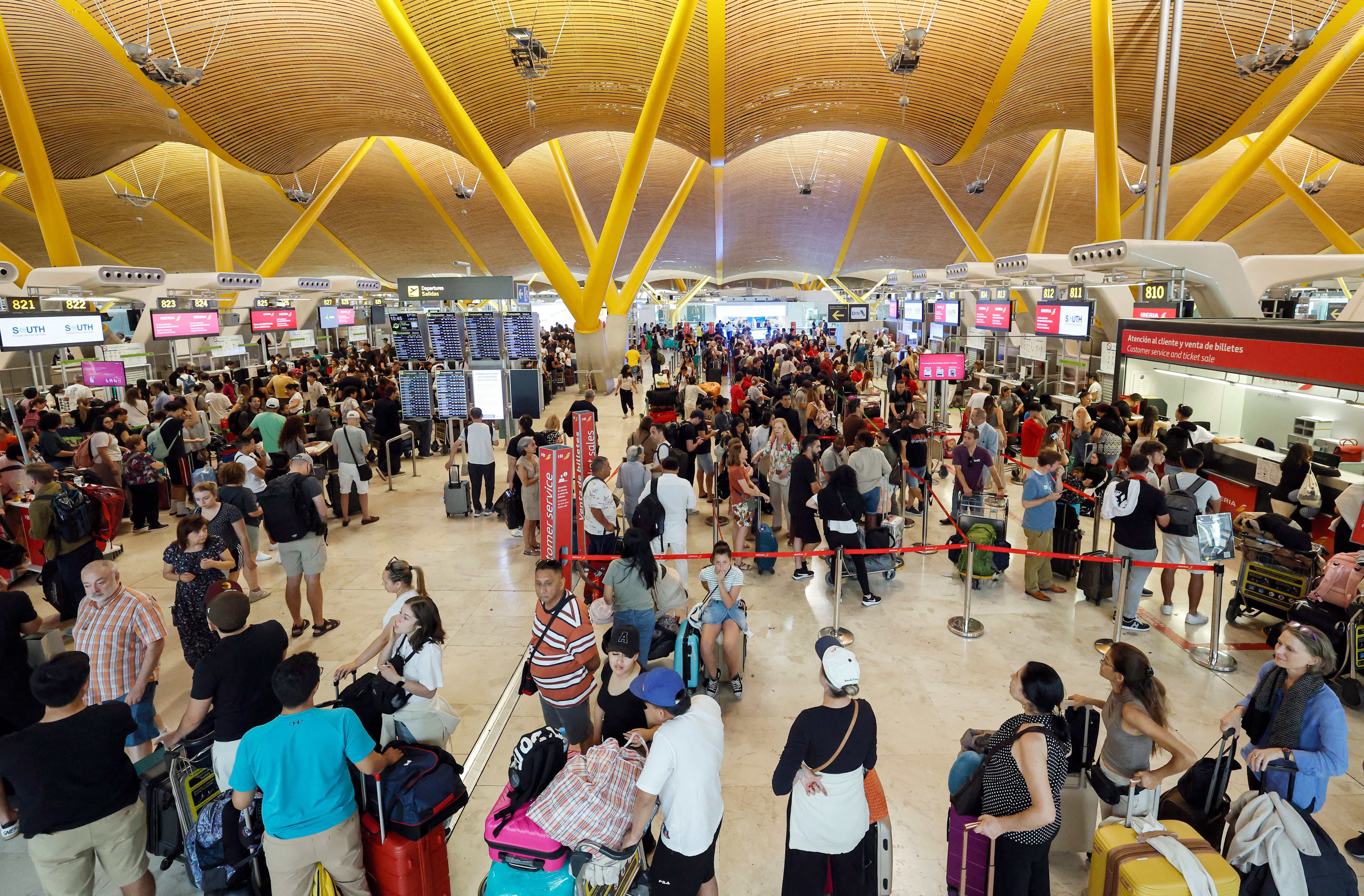 Imagen referencial del terminal 4 del aeropuerto Adolfo Suárez Madrid-Barajas. (Foto de OSCAR DEL POZO / AFP)