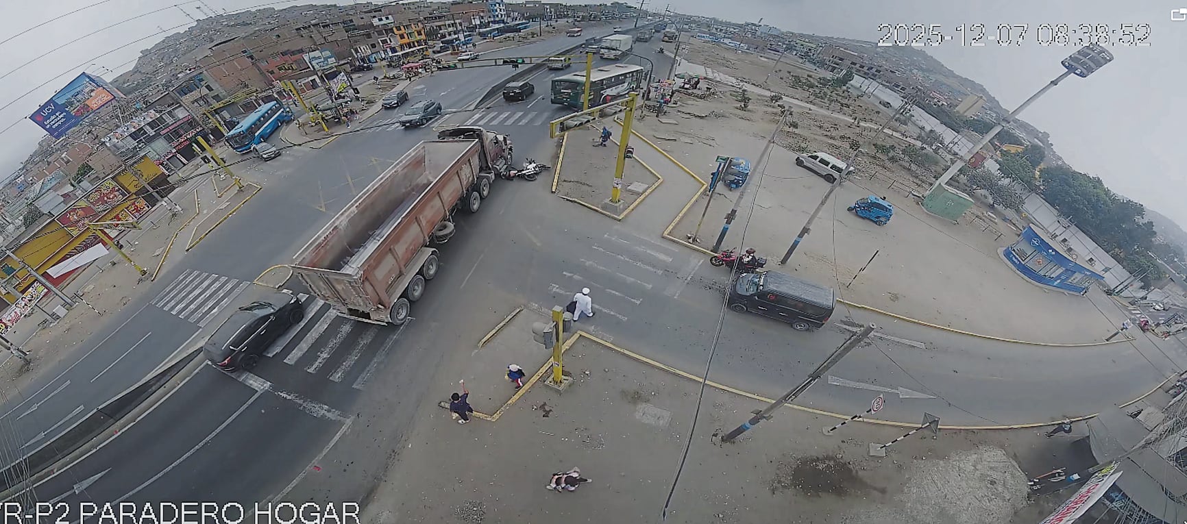 El brigadier Ricardo Manríquez perdió la vida tras caer de su motocicleta y ser arrollado por un camión en la Panamericana Norte. Vecinos denuncian un tramo peligroso.