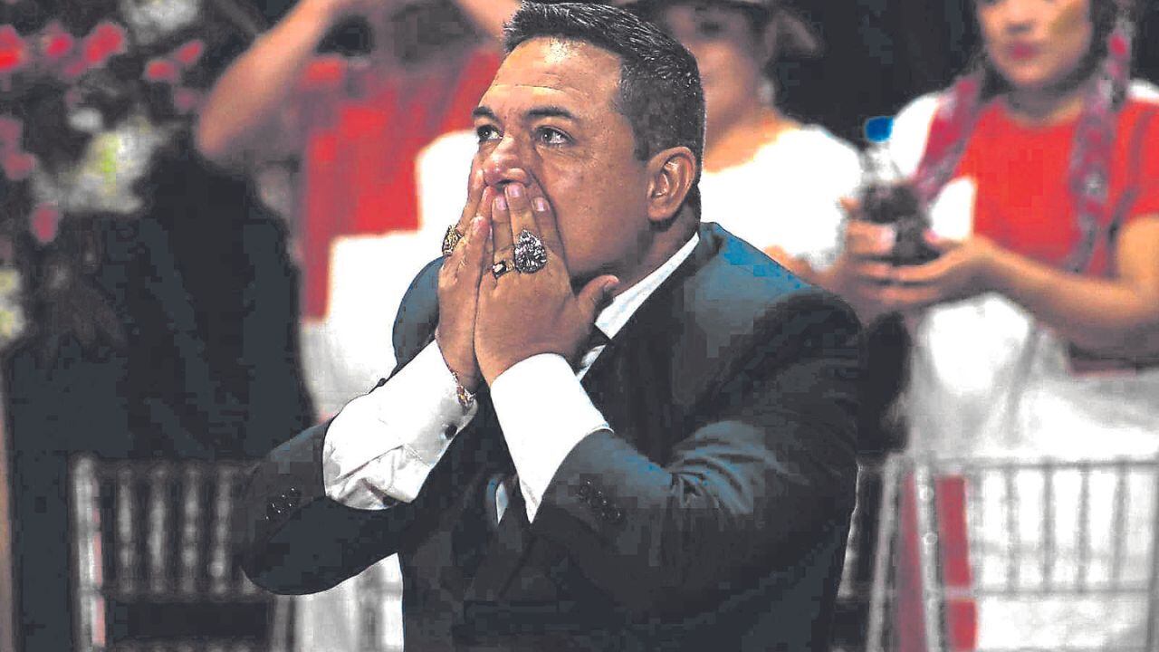 El JNE declaró infundado su pedido para que le restablezcan sus credenciales y anunció que recién podrá solicitar su retorno a la Alcaldía de Trujillo a partir del 9 de enero próximo. Exburgomaestre cumplió ayer su condena de un año de prisión suspendida y sus seguidores se ‘crucificaron’ pidiendo que regrese al cargo.