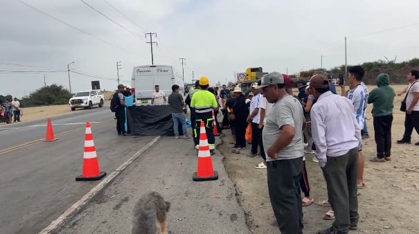 Según testigos, la adulta mayor trataba de cruzar la vía nacional en Virú, cuando fue embestida por el pesado vehículo. Foto: Radio Ke Buena TV y Redes.
