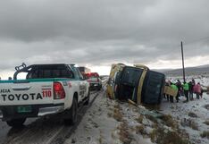 Bus de la empresa Flores Hnos. con 36 pasajeros se accidentó en la vía Arequipa - Puno
