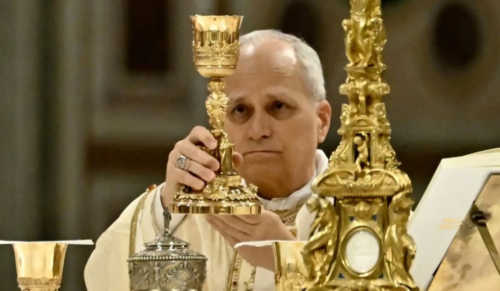 La ceremonia se realizó en el Coliseo de Roma con reflexiones centradas en la guerra, el abuso de poder y la violencia en el mundo actual.FOTO: AFP