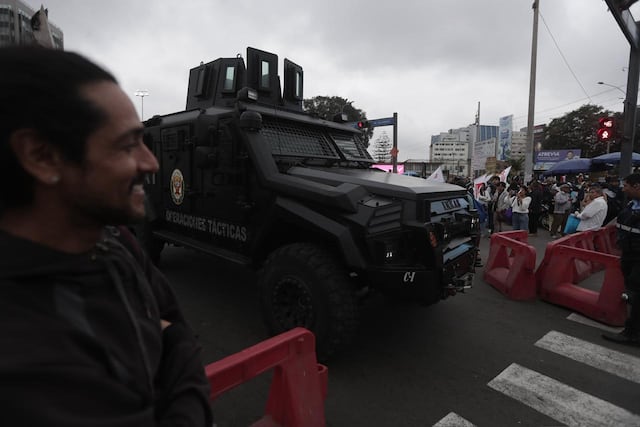 Marcha convocada por Juntos por el Perú se desarrolla bajo estricto resguardo policial
