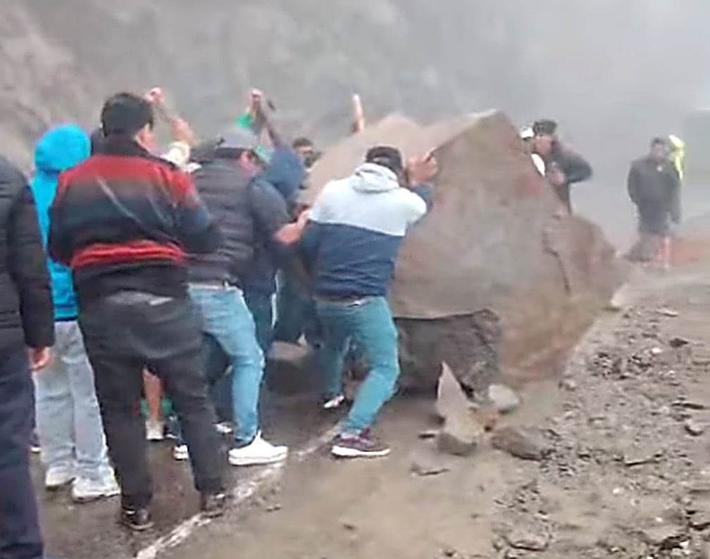 Arequipa: conductores retiran roca que bloqueaba la Panamericana Sur en Ocoña (Foto: Ale Express)