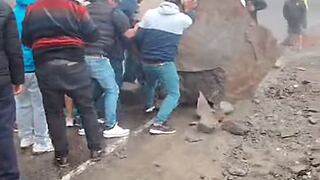 Arequipa: conductores retiran roca que bloqueaba la Panamericana Sur en Ocoña
